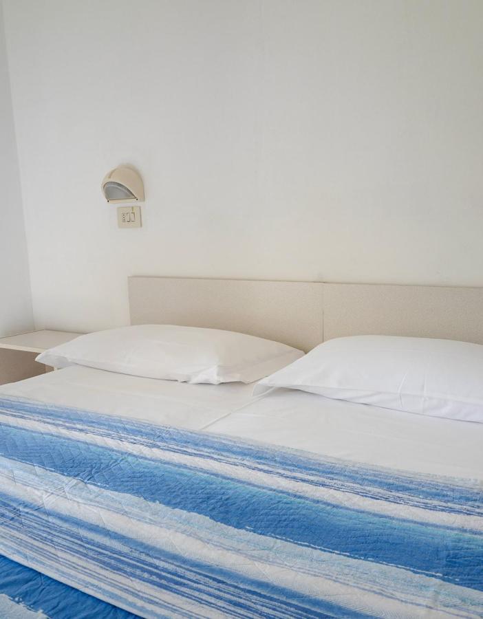 Hotel Flora Capri Cesenatico Oda fotoğraf